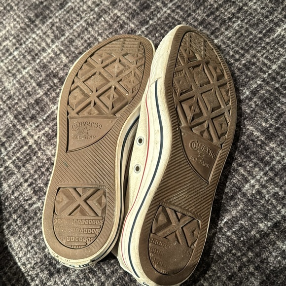 White converse - gently used - Picture 4 of 4